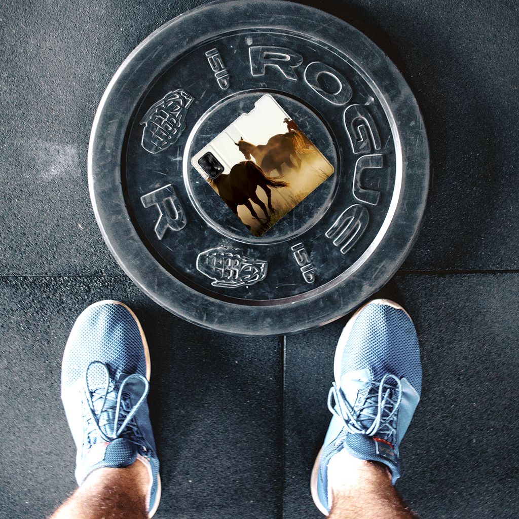 OPPO A74 4G Hoesje maken Design Cowboy op een fitnessgewicht met schoenen van de gebruiker.