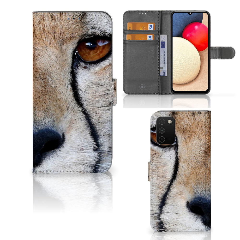 Samsung Galaxy A03s Telefoonhoesje met Pasjes Cheetah met close-up afbeelding van cheeta oog en telefoon met pasjes.