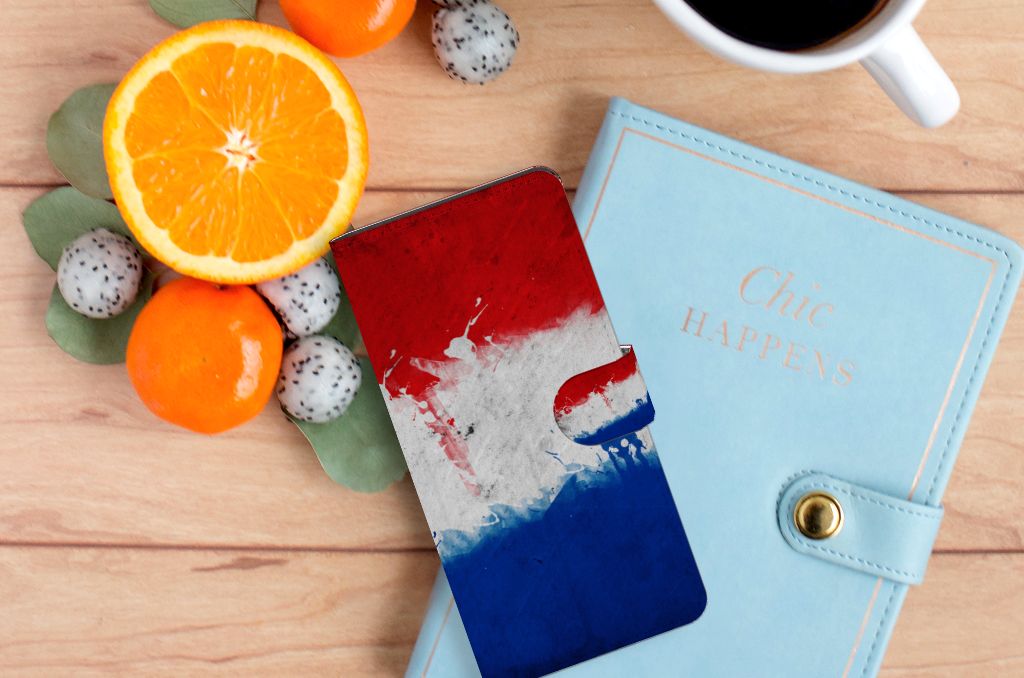 Samsung Galaxy S24 Ultra Bookstyle Case Nederland met artistieke Nederlandse vlag op een houten tafel met fruit