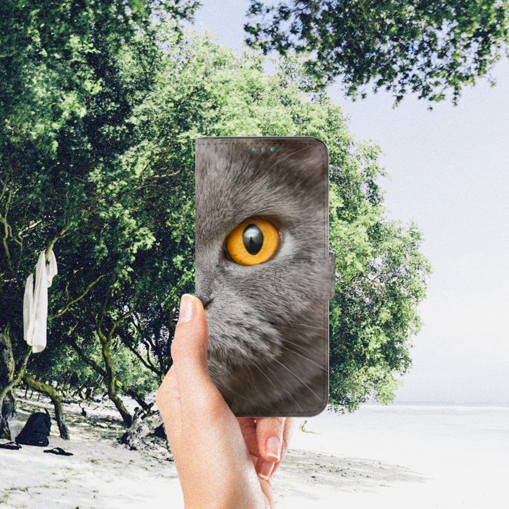 Telefoonhoesje met Pasjes Samsung Galaxy A73 5G Britse Korthaar in hand met groene achtergrond en strand.