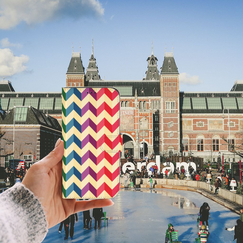 iPhone 13 Pro Max Telefoon Hoesje Zigzag Multi Color in hand met Amsterdam achtergrond.