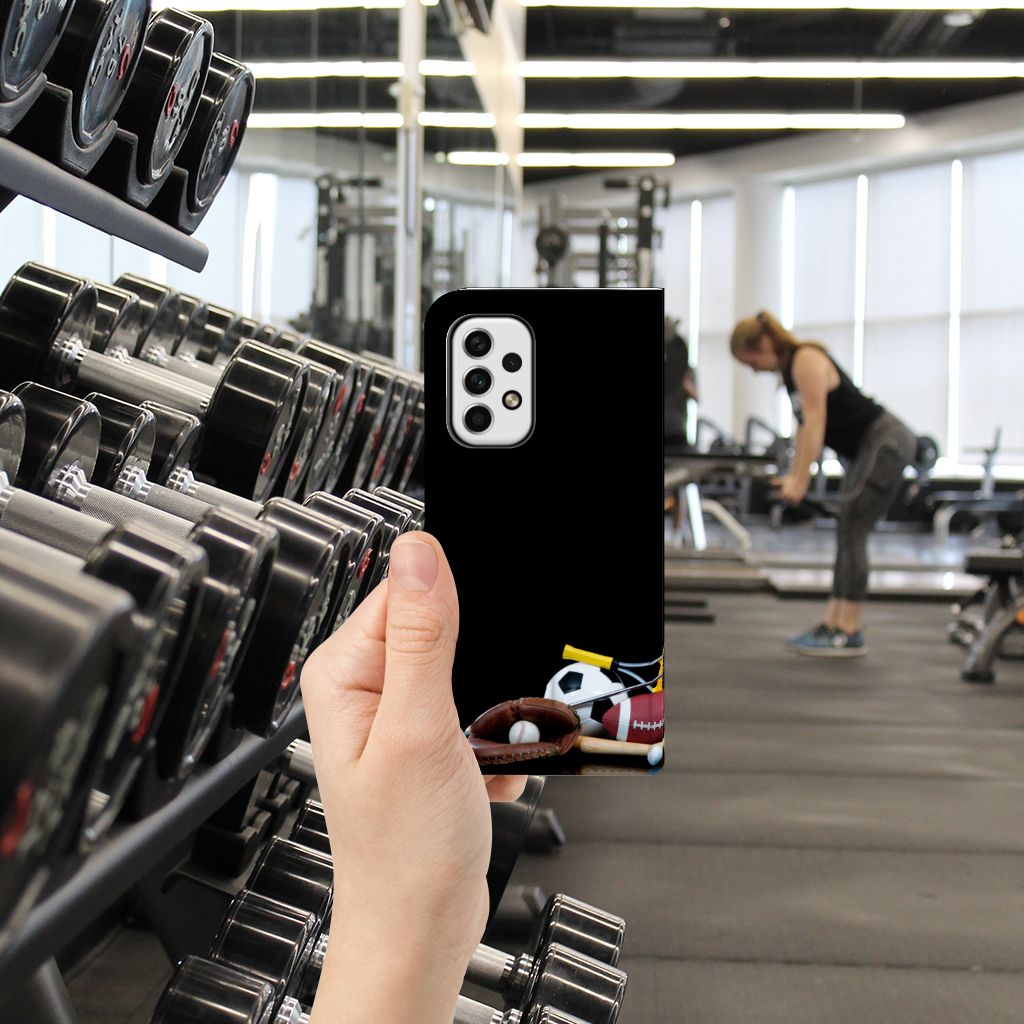 Samsung Galaxy A23 Hippe Standcase Sports met sport afbeeldingen in een sportschoolomgeving.