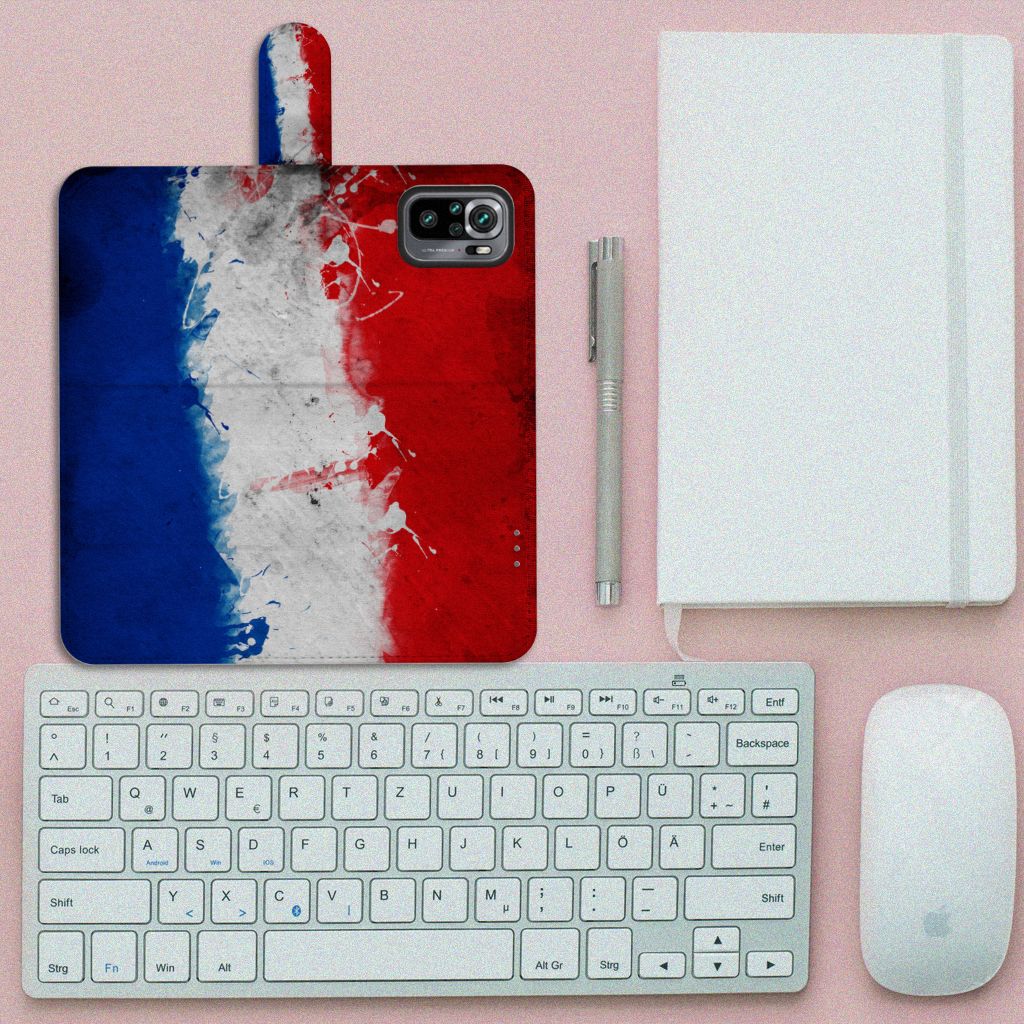 Xiaomi Redmi Note 10S | 10 4G | Poco M5s Bookstyle Case Nederland met Nederlandse vlag, boven een toetsenbord en notebook.