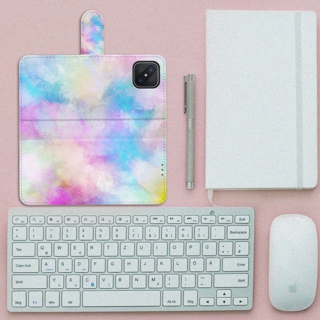 Hoesje OPPO Reno4 Z Watercolor Light op een bureau met toetsenbord en notitieboek.