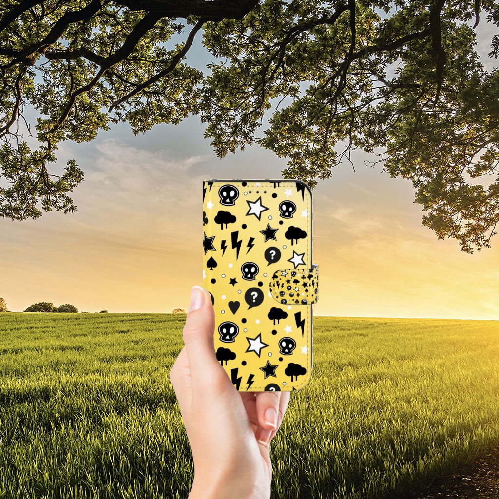 Telefoonhoesje met Naam Apple iPhone 13 Punk Geel in hand met uniek design van zwarte symbolen op een gele achtergrond 🌟.