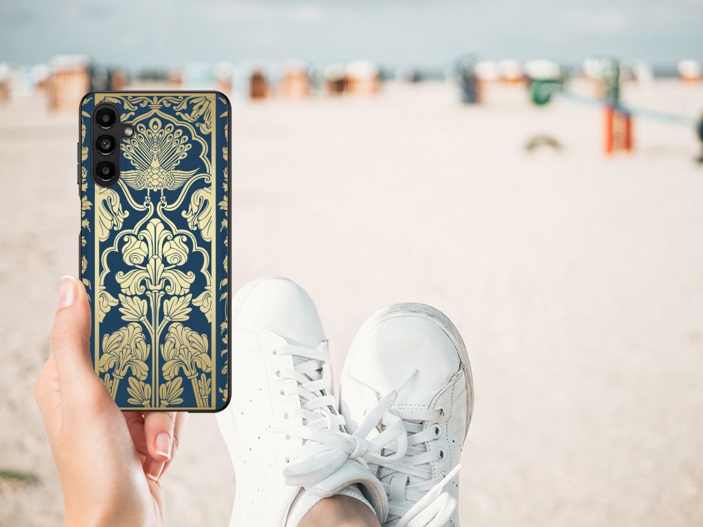Samsung Galaxy A14 5G Bloemen Hoesje Beige Flowers op het strand met een hand die het vasthoudt.