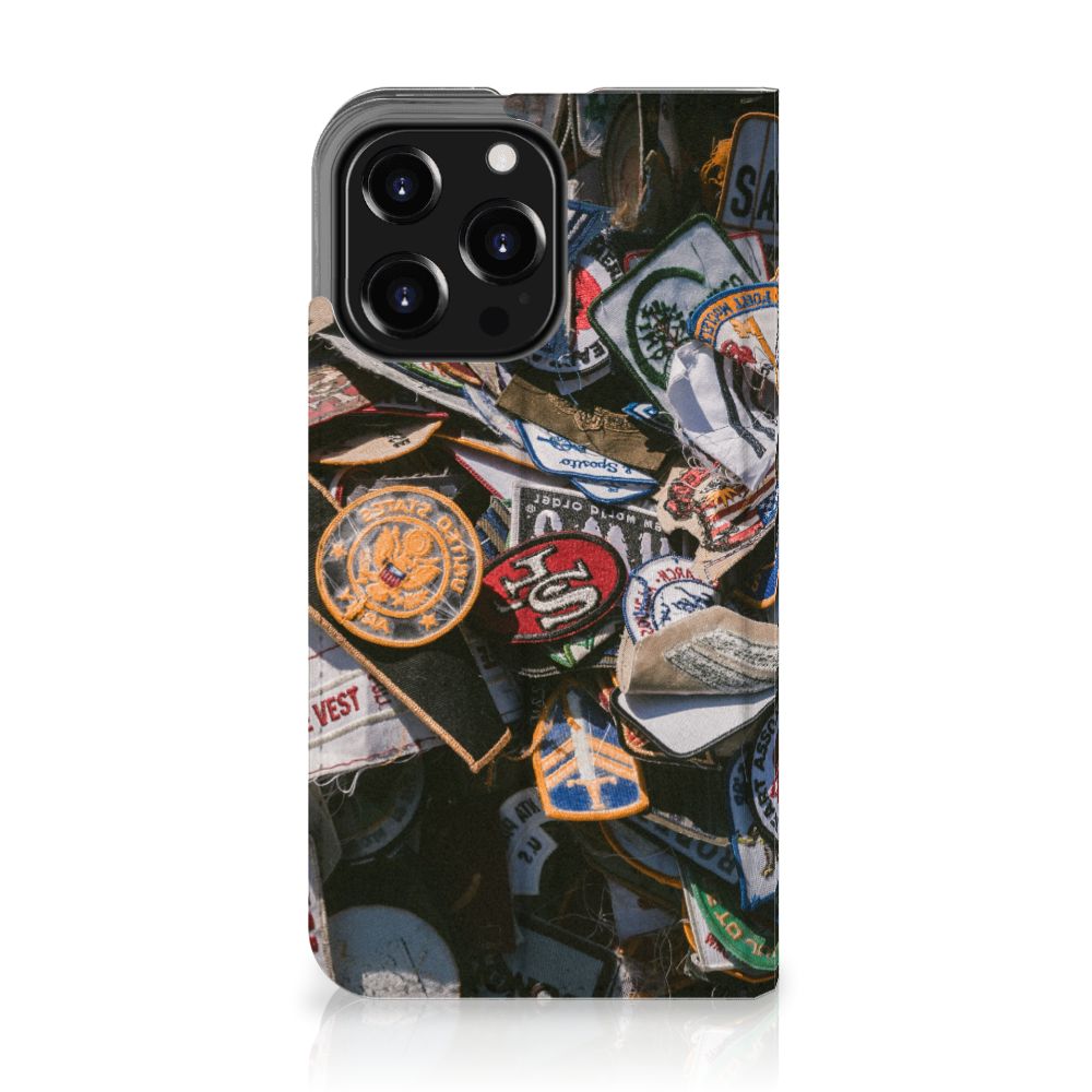 iPhone 13 Pro Stand Case Badges met kleurrijke badges en opvallend ontwerp. Perfect voor verzamelaars! 🎖️