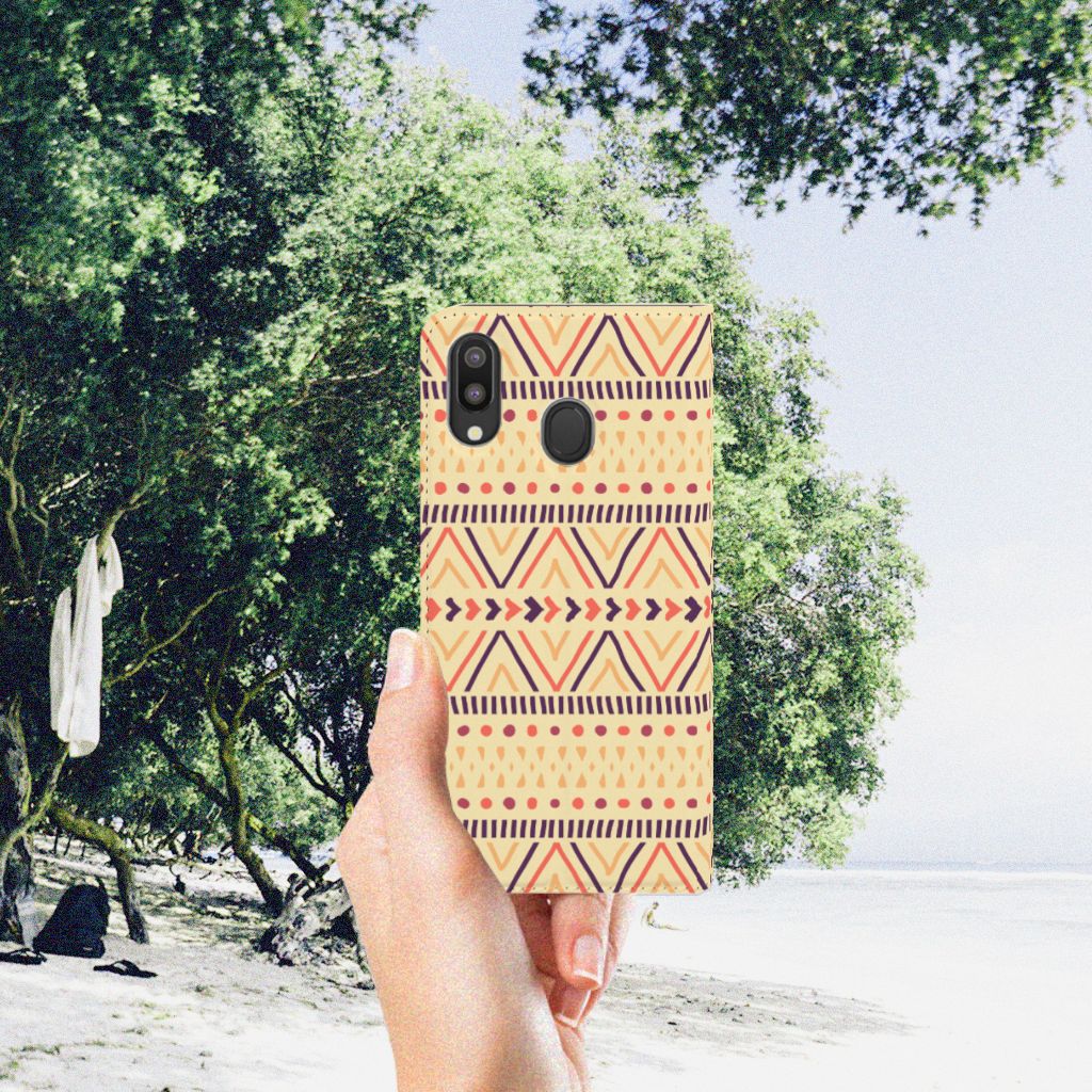 Samsung Galaxy M20 Hoesje met Magneet Aztec Yellow