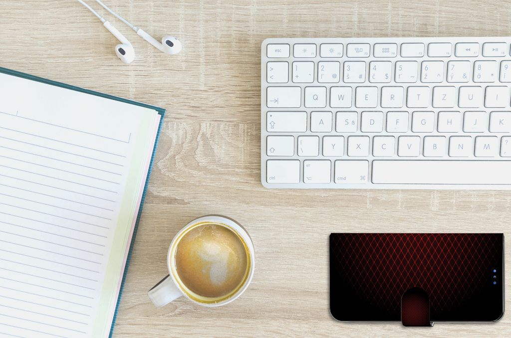 Huawei P Smart 2020 Telefoon Hoesje Geruit Rood op bureau met notitieboek en koffie