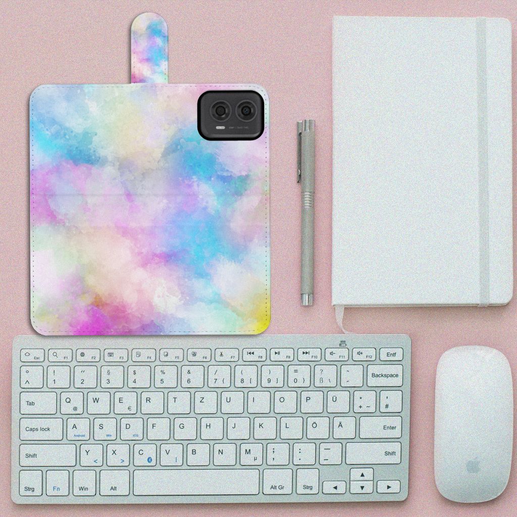 Hoesje Motorola Moto G24 | G04 | G24 Power Watercolor Light met pastelkleuren op een bureau met toetsenbord en notebook.