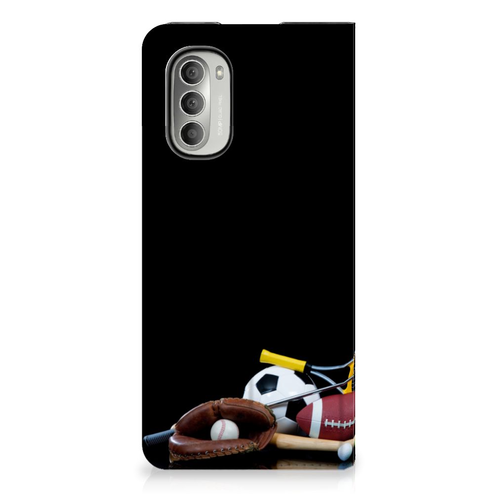 Motorola Moto G51 5G Hippe Standcase Sports met sportuitrusting en ballen in een kleurrijk ontwerp.