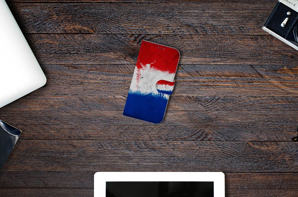 iPhone 14 Pro Bookstyle Case Nederland met Nederlandse vlag design op houten tafel