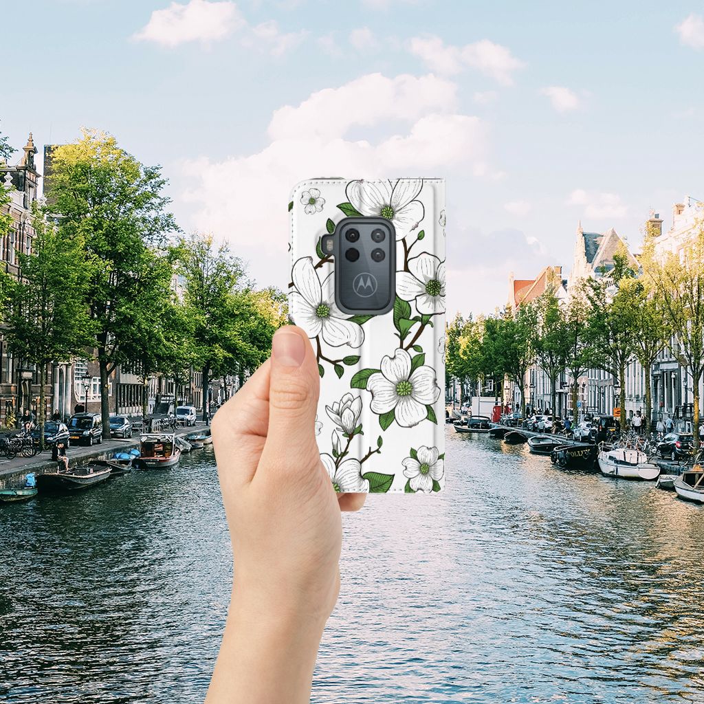 Motorola One Zoom Smart Cover Dogwood Flowers - B2C Telecom