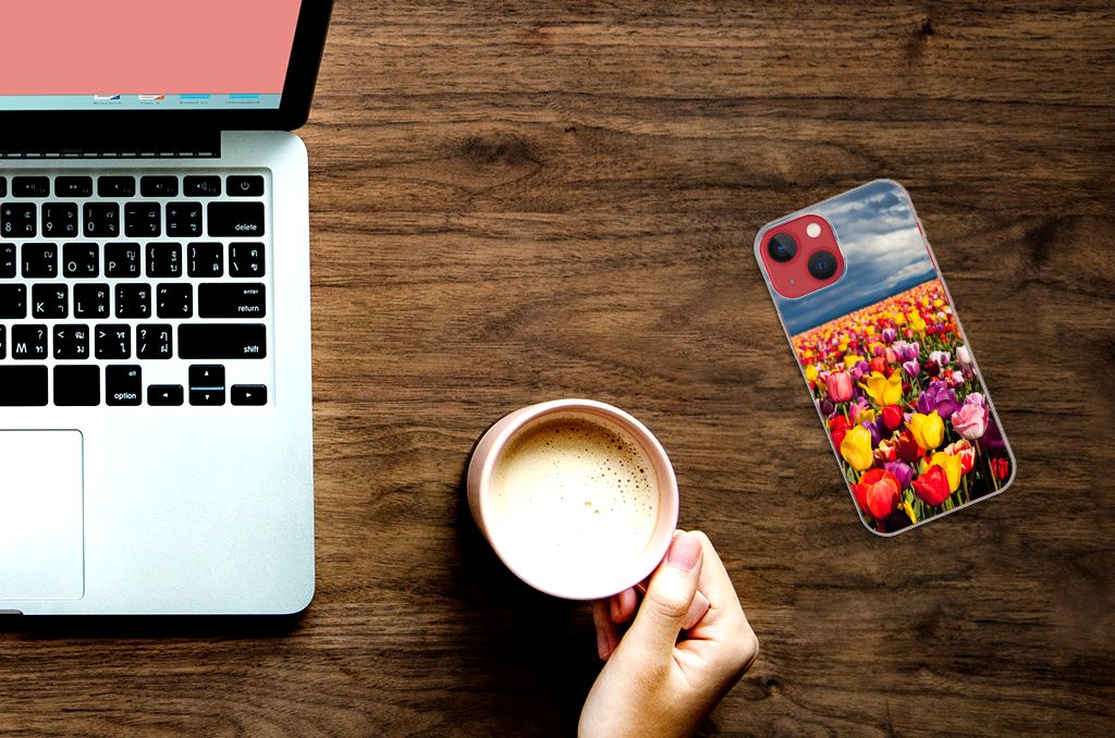 Apple iPhone 13 TPU Case Tulpen met kleurrijke tulpen op een bureau naast een laptop en een kop koffie.
