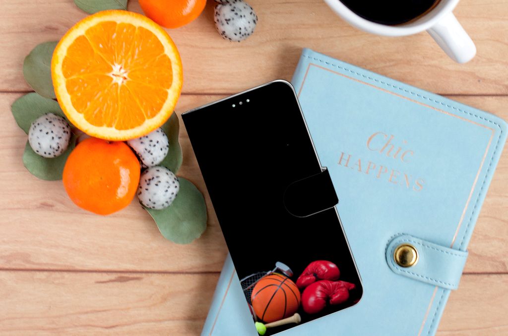 Samsung Galaxy A71 Wallet Case met Pasjes Sports met sportafbeeldingen op een houten tafel met fruit en een notitieboek.