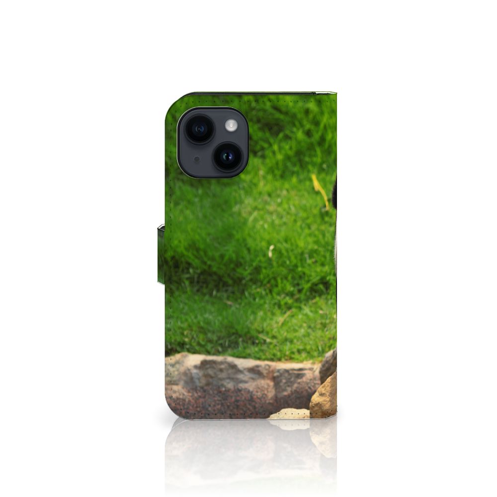 iPhone 15 Telefoonhoesje met Pasjes Panda met een schattige panda print op een groene achtergrond