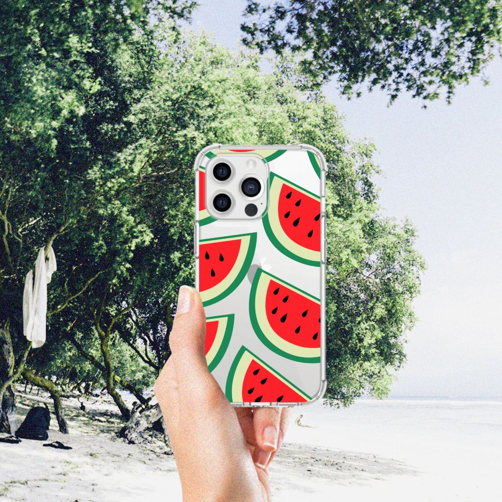 iPhone 13 Pro Max Beschermhoes Watermelons met een kleurrijk watermeloen ontwerp op een strand