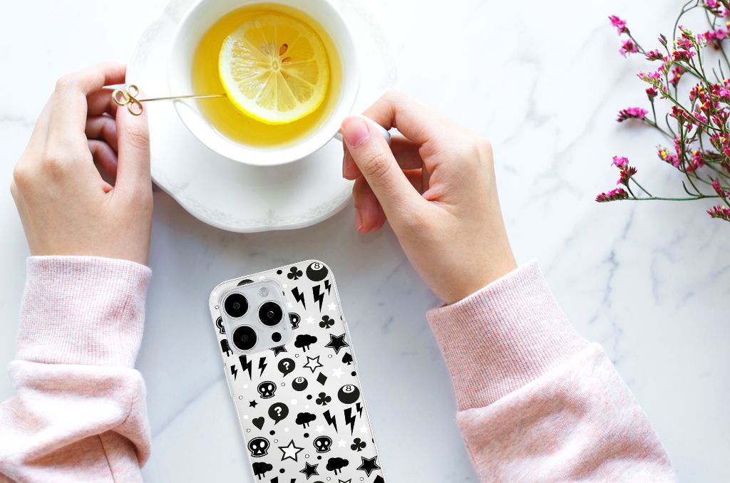Silicone Back Case iPhone 15 Pro Max Silver Punk met zwart-wit ontwerp en hand die thee met citroen vasthoudt.