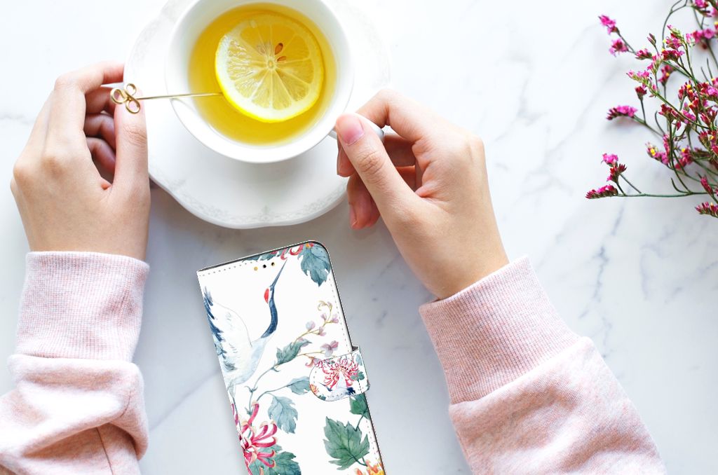 Samsung Galaxy A14 5G Telefoonhoesje met Pasjes Bird Flowers naast een kopje thee met citroen.