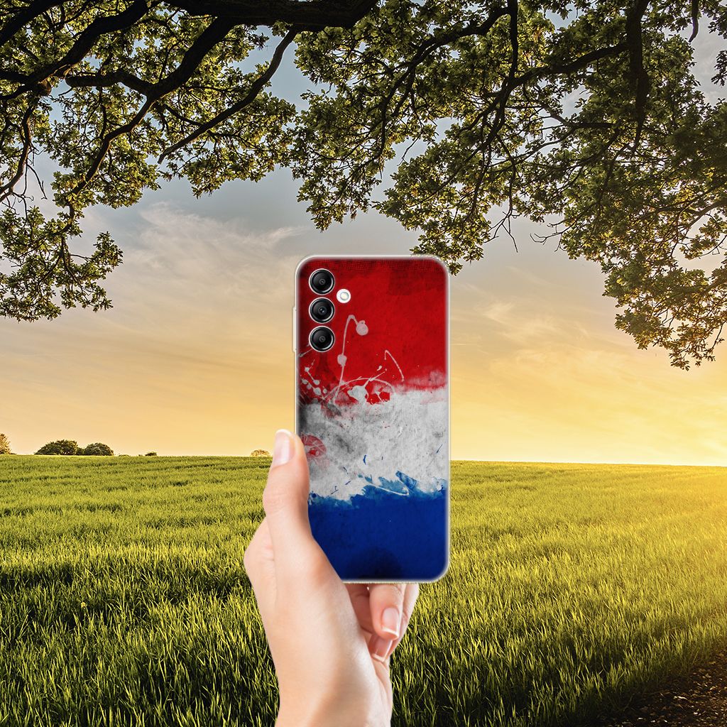 Samsung Galaxy A14 5G Hoesje Nederland met Nederlandse vlag in hand, achtergrond van natuur en zonsondergang.