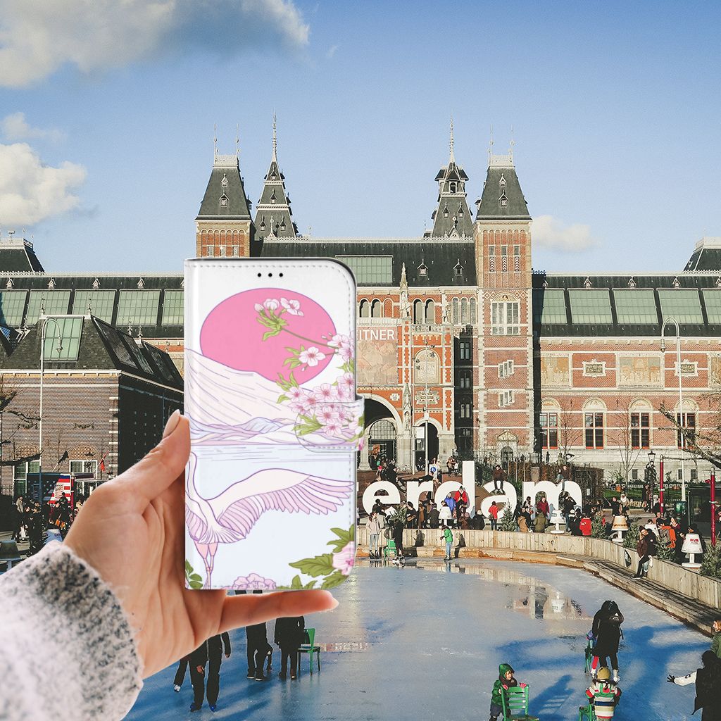 iPhone 13 Pro Max Telefoonhoesje met Pasjes Bird Standing, kleurrijk hoesje met paarse vogels en uitzicht op Amsterdam.