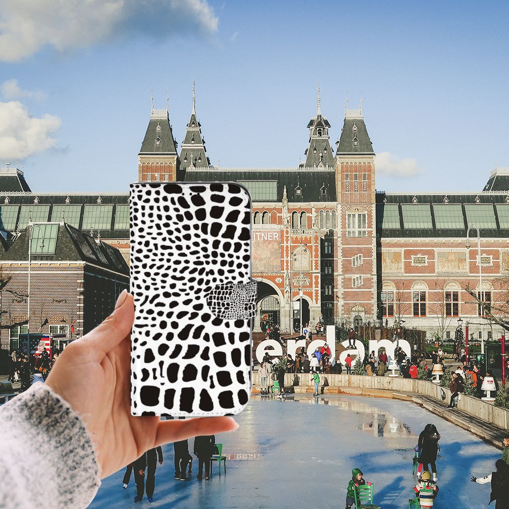 iPhone 13 Pro Max Telefoonhoesje met Pasjes Slangenprint in zwart-wit voor een exclusieve uitstraling in Amsterdam.