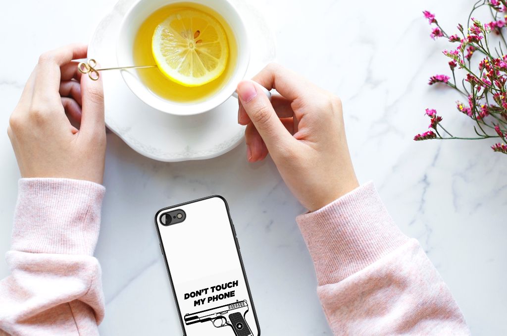 iPhone SE 2022 | SE 2020 | 7/8 Telefoon Hoesje Pistol DTMP met een vrouw die thee drinkt.