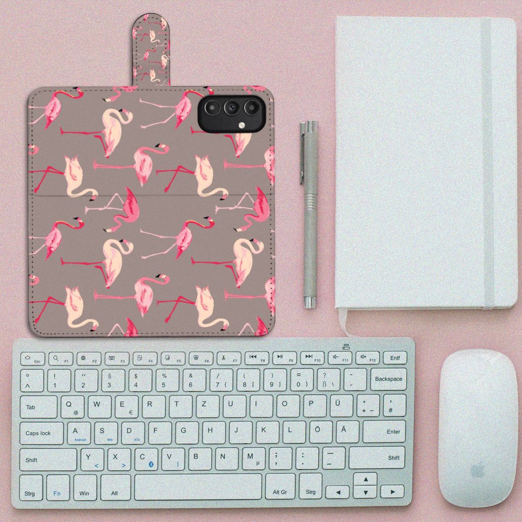 Samsung Galaxy A14 4G Telefoonhoesje met Pasjes Flamingo op een bureau met toetsenbord en notitieboek.
