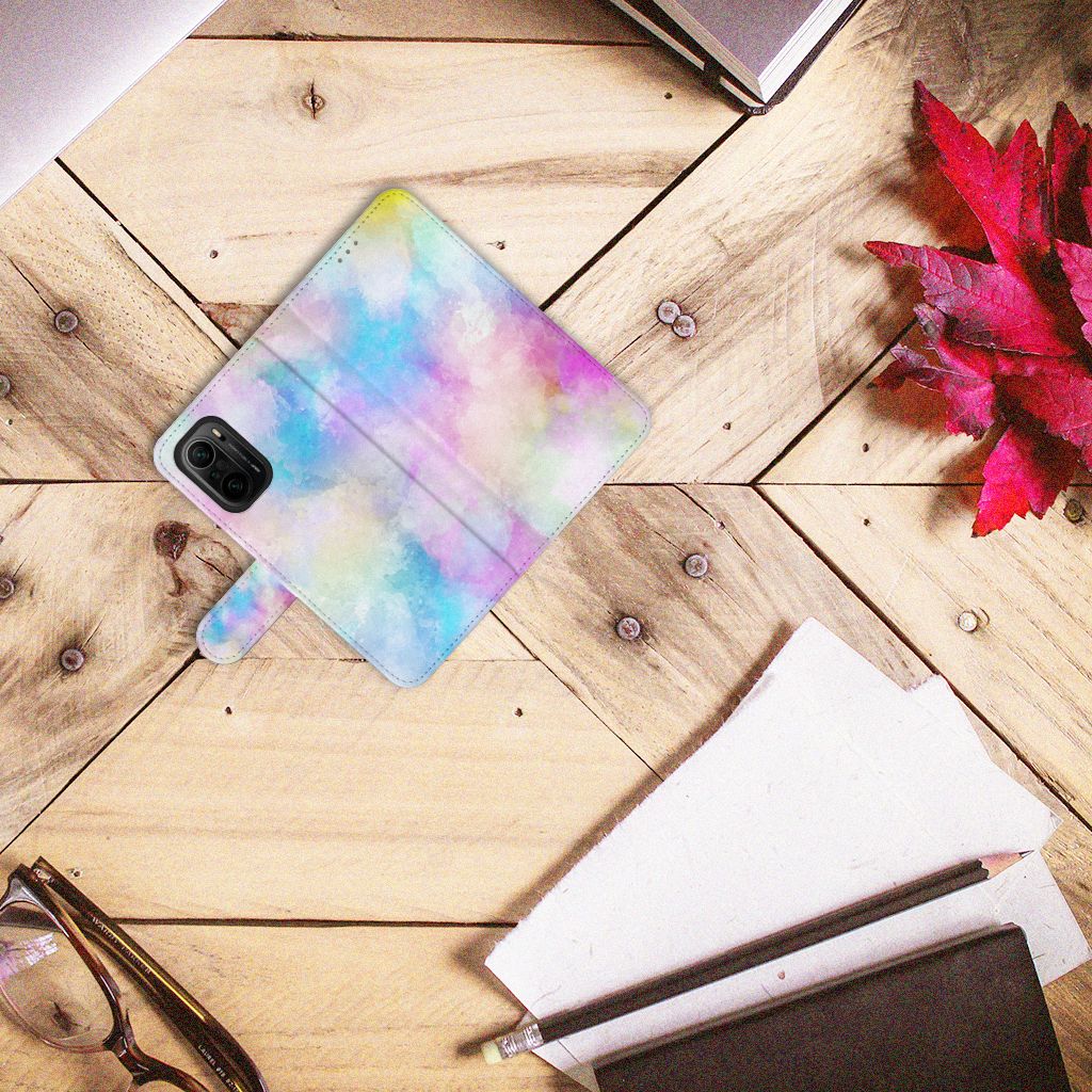 Hoesje Poco F3 | Xiaomi Mi 11i Watercolor Light in pastelkleuren op houten tafel.