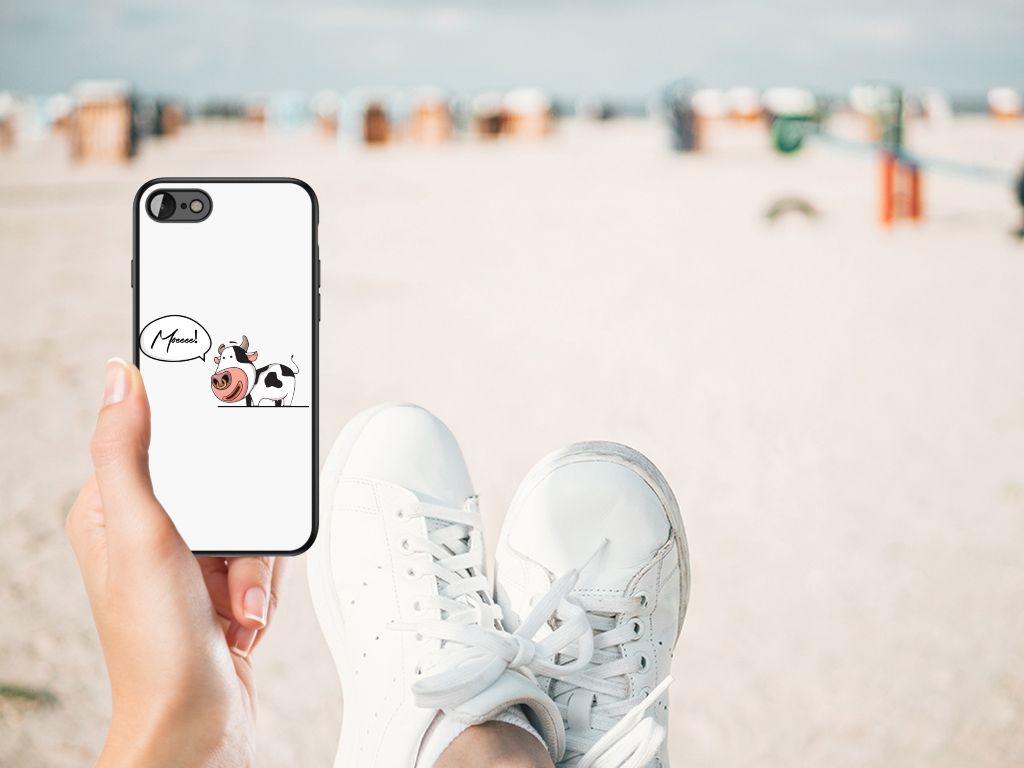 iPhone SE 2022 | SE 2020 | 7/8 Hoesje Cow in hand on a beach with sneakers in view.