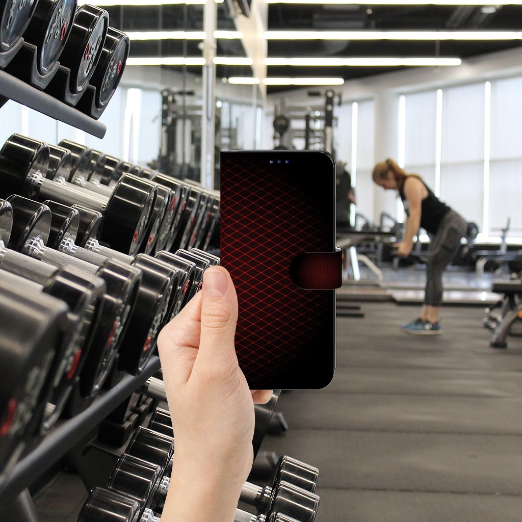 OPPO Find X5 Telefoon Hoesje Geruit Rood in hand tijdens het sporten in de sportschool.