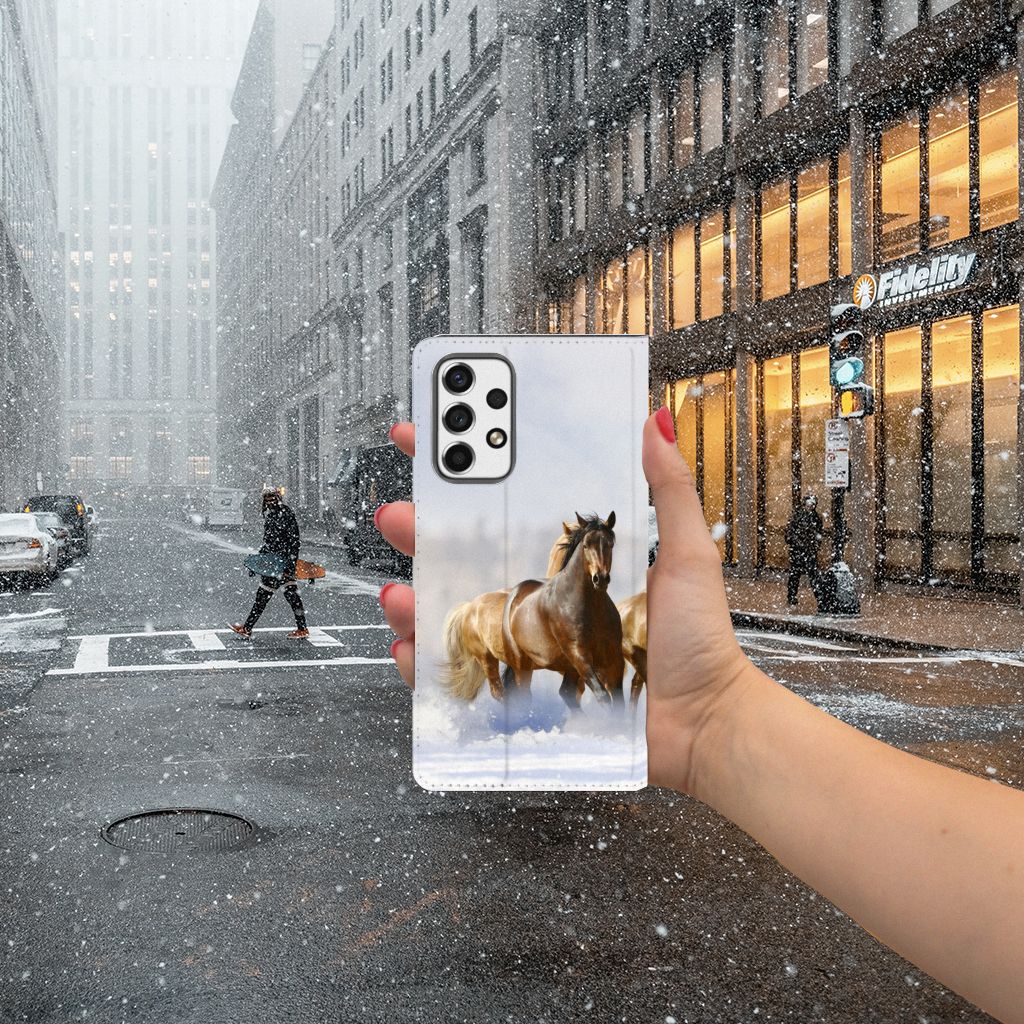 Samsung Galaxy A53 Hoesje maken Paarden in winterse stadsomgeving met rijdende paarden.