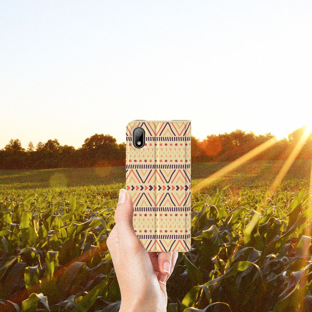 Huawei Y5 (2019) Hoesje met Magneet Aztec Yellow - B2C Telecom
