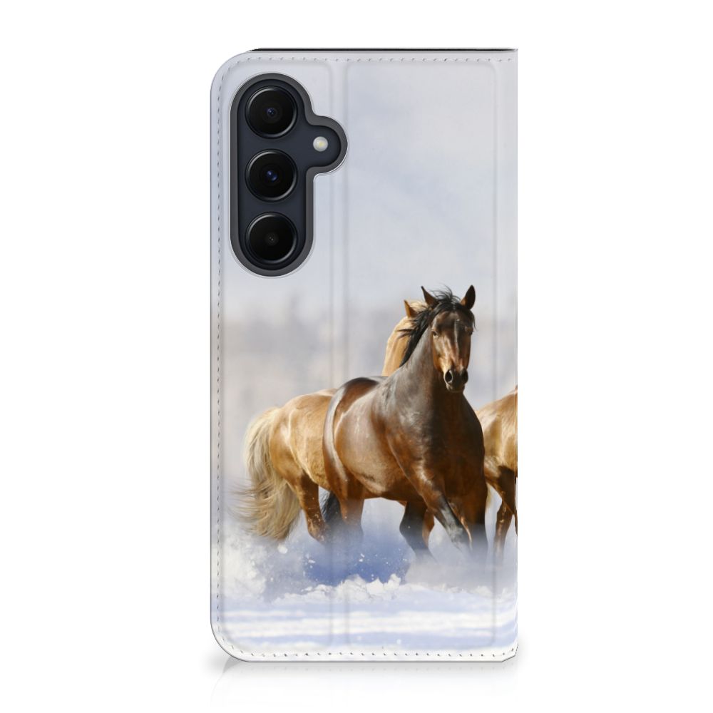 Samsung Galaxy A55 Hoesje maken Paarden met een afbeelding van rijdende paarden op een sneeuwachtige achtergrond.