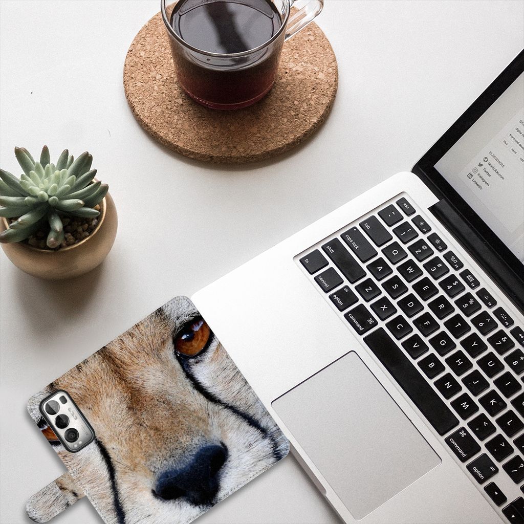 OPPO Find X3 Neo 5G Telefoonhoesje met Pasjes Cheetah close-up op een bureau met laptop en plant.