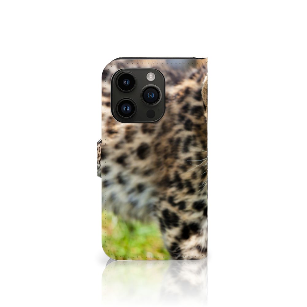iPhone 15 Pro Telefoonhoesje met Pasjes Baby Luipaard, schattig luipaard op een telefoonhoesje.
