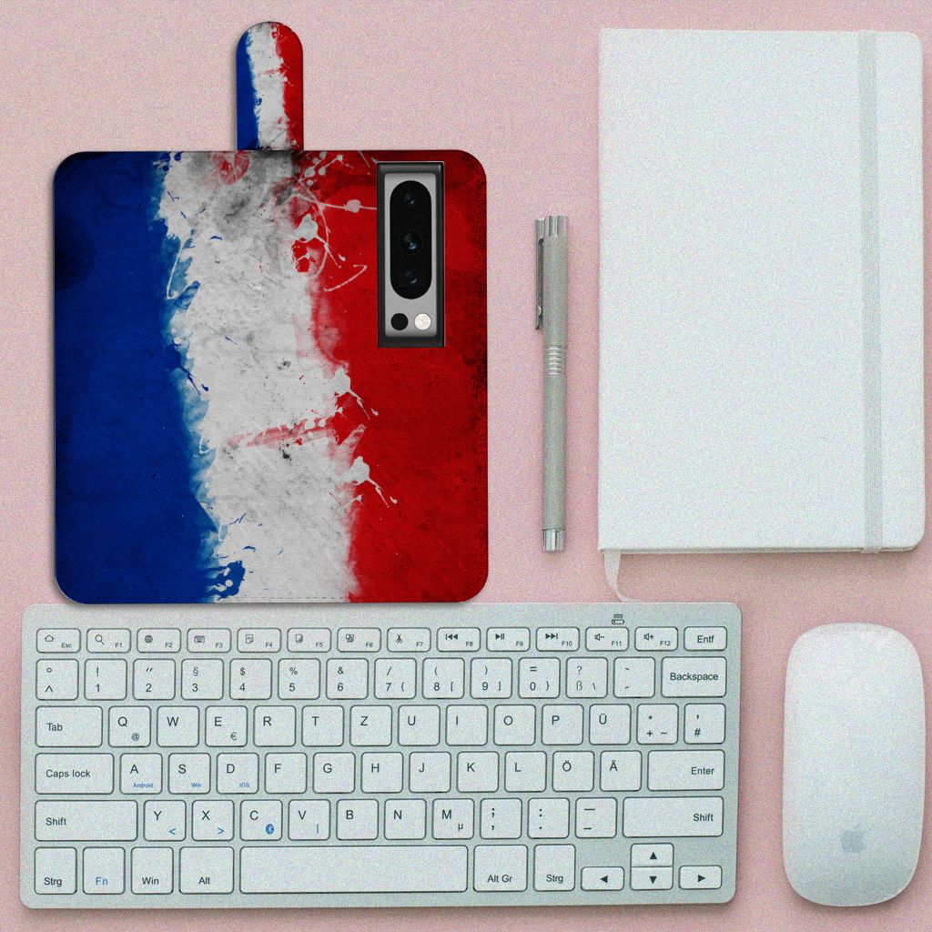Google Pixel 8 Pro Bookstyle Case Nederland met artistiek design van de Nederlandse vlag op een bureau.