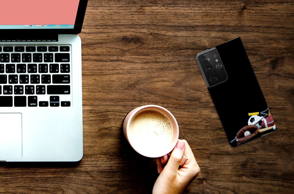 Samsung Galaxy S21 Ultra Hippe Standcase Sports design displayed on a wooden desk with a laptop and coffee.