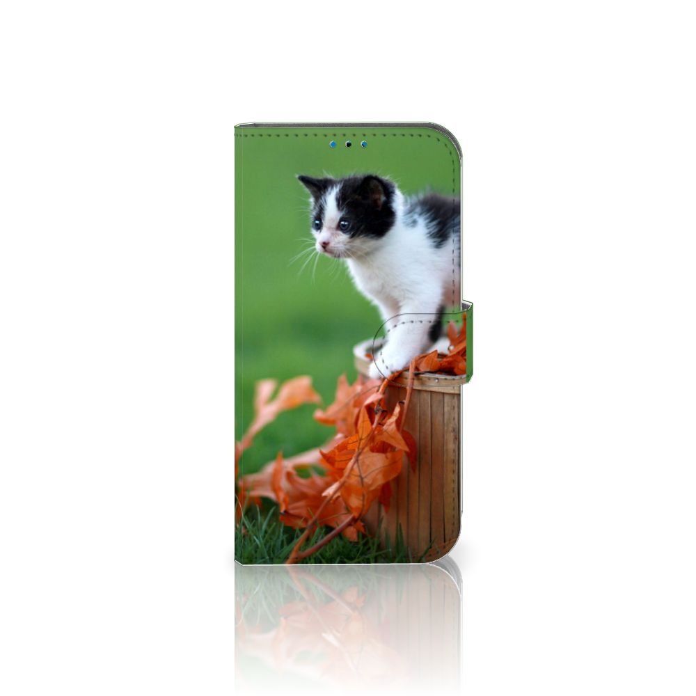 iPhone 14 Pro Telefoonhoesje met Pasjes Kitten met een schattige kitten die speelt met bladeren🍂.
