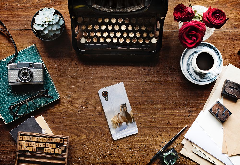 Samsung Galaxy Xcover 7 Hoesje maken Paarden op een bureau met vintage accessoires en bloemen.