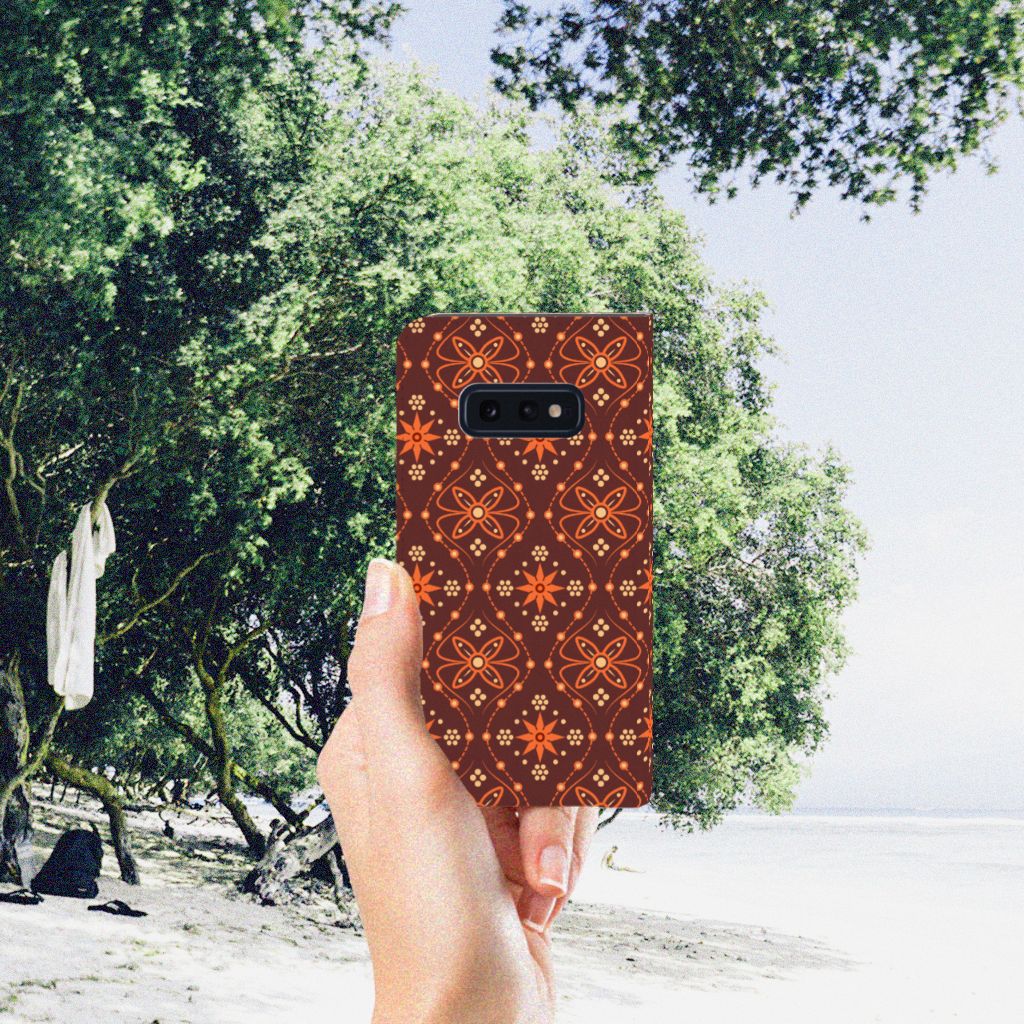 Samsung Galaxy S10e Hoesje met Magneet Batik Brown