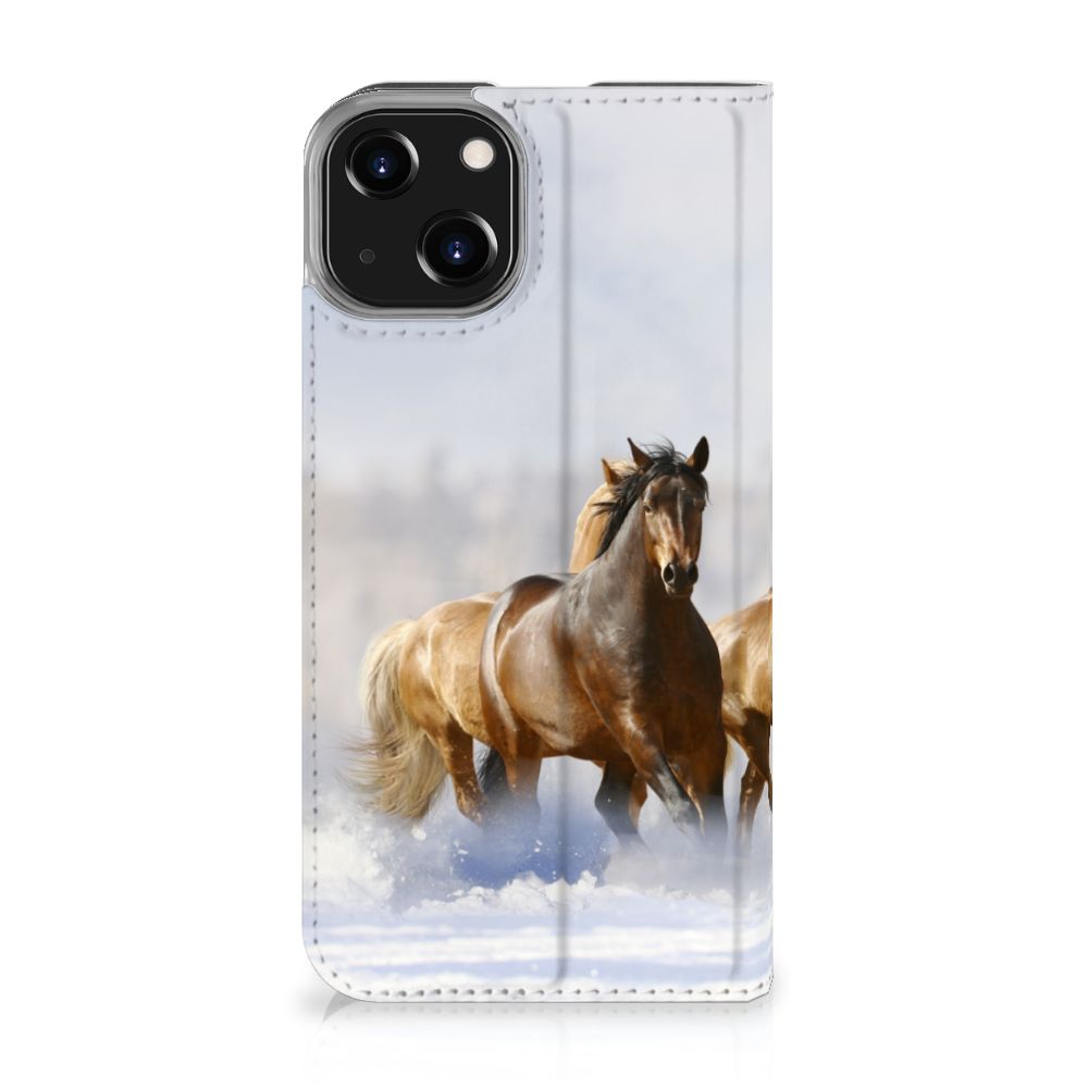 iPhone 14 Hoesje maken Paarden met een elegante print van rijdende paarden in een sereen landschap.