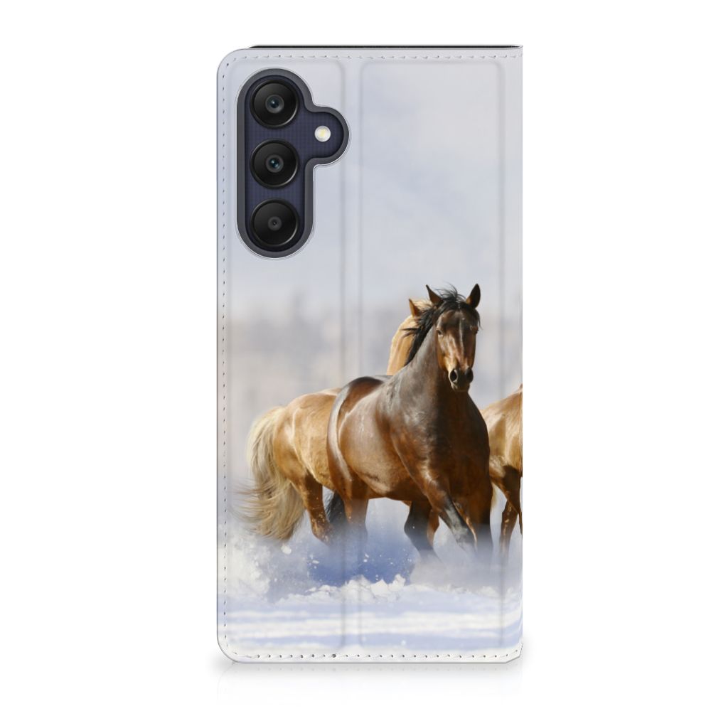Samsung Galaxy A25 Hoesje maken Paarden met een prachtige print van rennende paarden in de sneeuw.