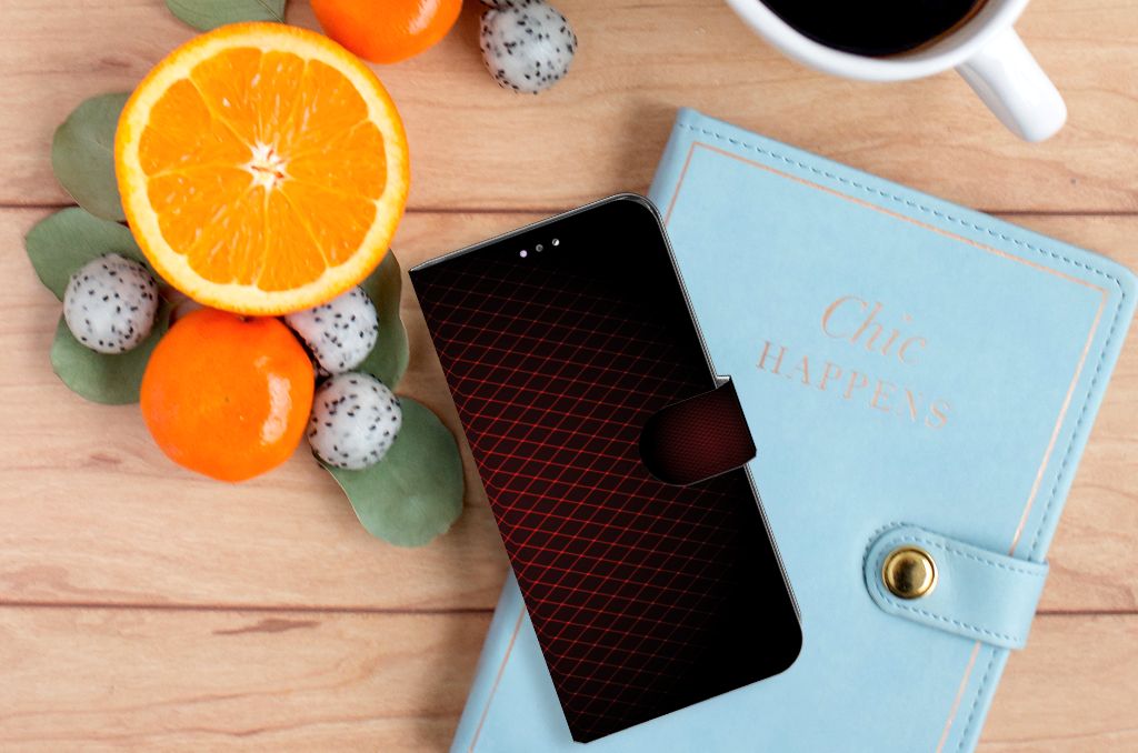 Samsung Galaxy A32 4G Telefoon Hoesje Geruit Rood met fruitschotel en notitieboekje op houten tafel.