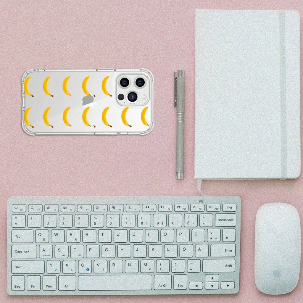iPhone 13 Pro Max Beschermhoes Banana met bananenpatroon, stijlvol en flexibel ontwerp op bureau.