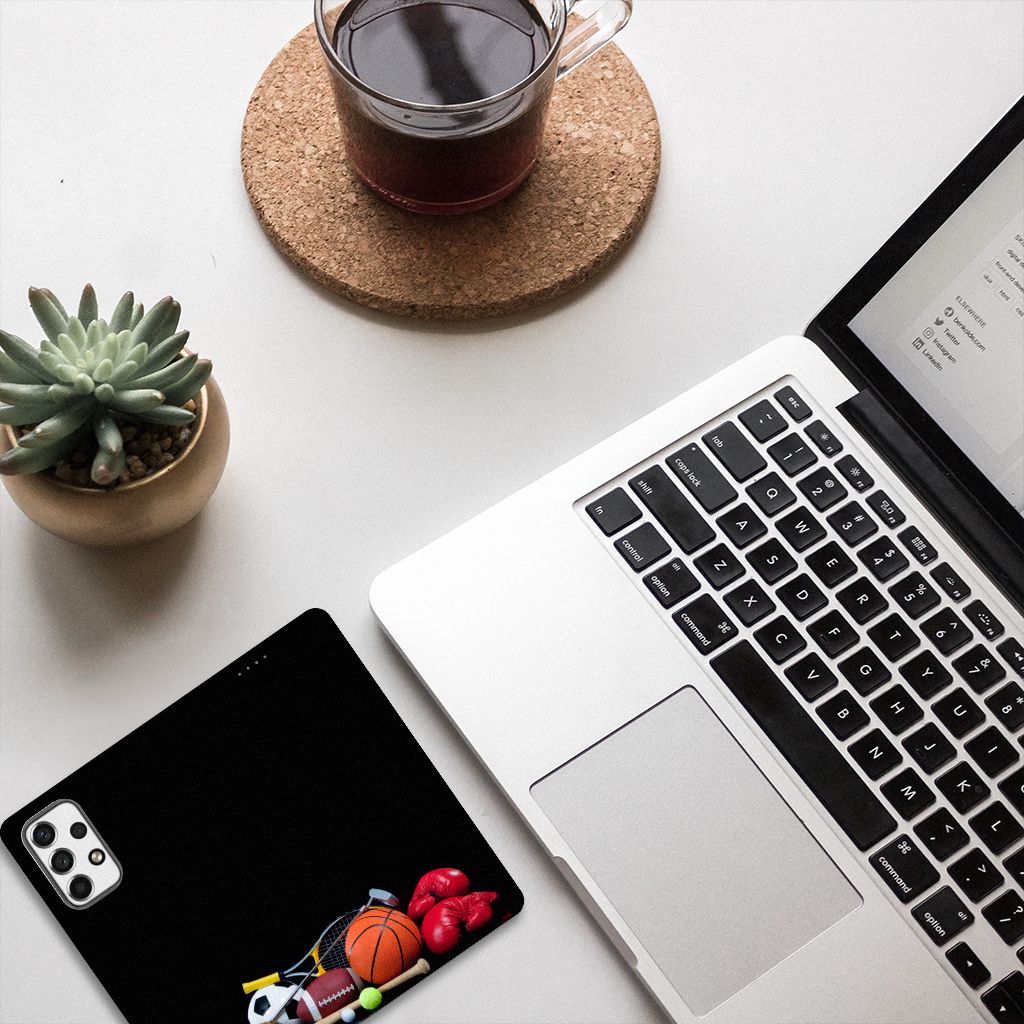 Samsung Galaxy A53 Hippe Standcase Sports met sportuitrusting en laptop op een bureau
