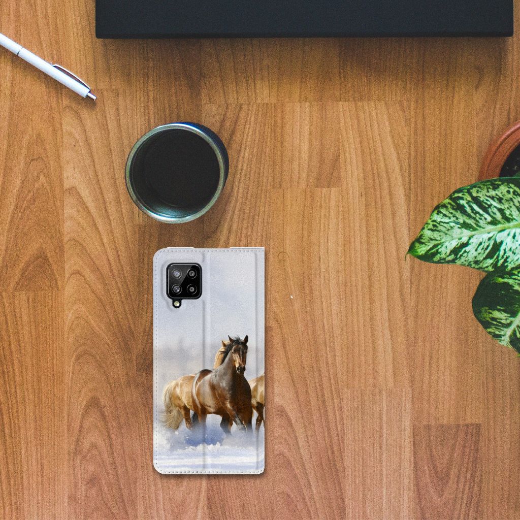 Samsung Galaxy A42 Hoesje maken Paarden op een houten tafel met een kop koffie en groen plantje.