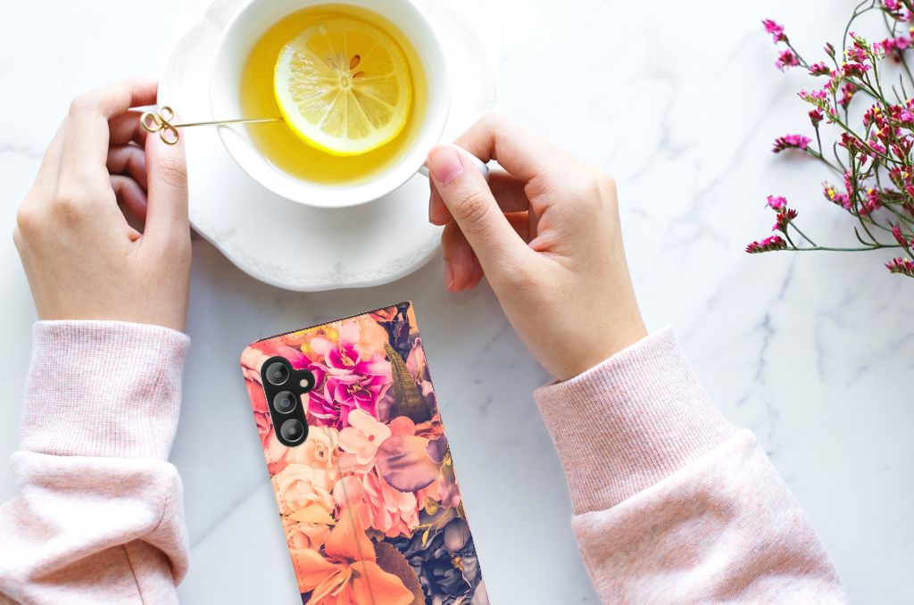 Samsung Galaxy A14 4G Smart Cover Bosje Bloemen met bloemenprint bij een kopje thee