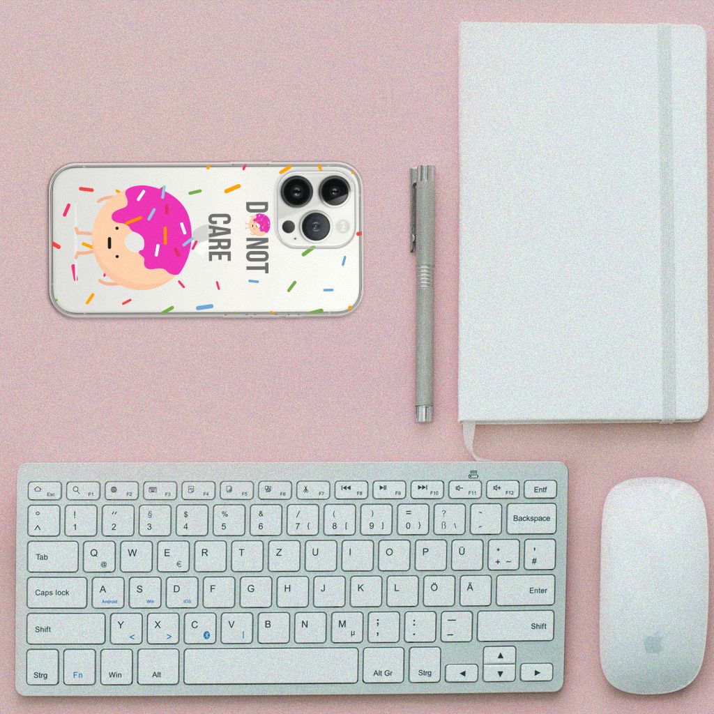 iPhone 13 Pro Max Siliconen Case Donut Roze met kleurrijke donut en sprinkles op een bureau.