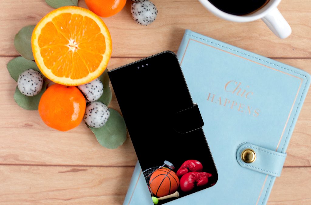 OnePlus 10 Pro Wallet Case met Pasjes Sports met sportafbeeldingen en fruit op een houten tafel.